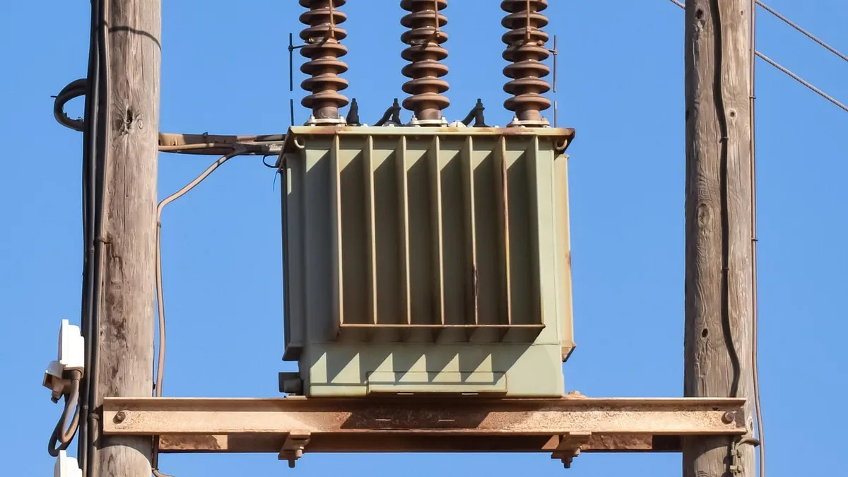 Transformador de energia em poste contra céu azul